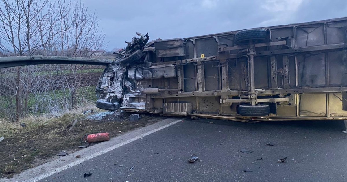 На Львівщині машина зіткнулась з мікроавтобусом: водій легковика ...