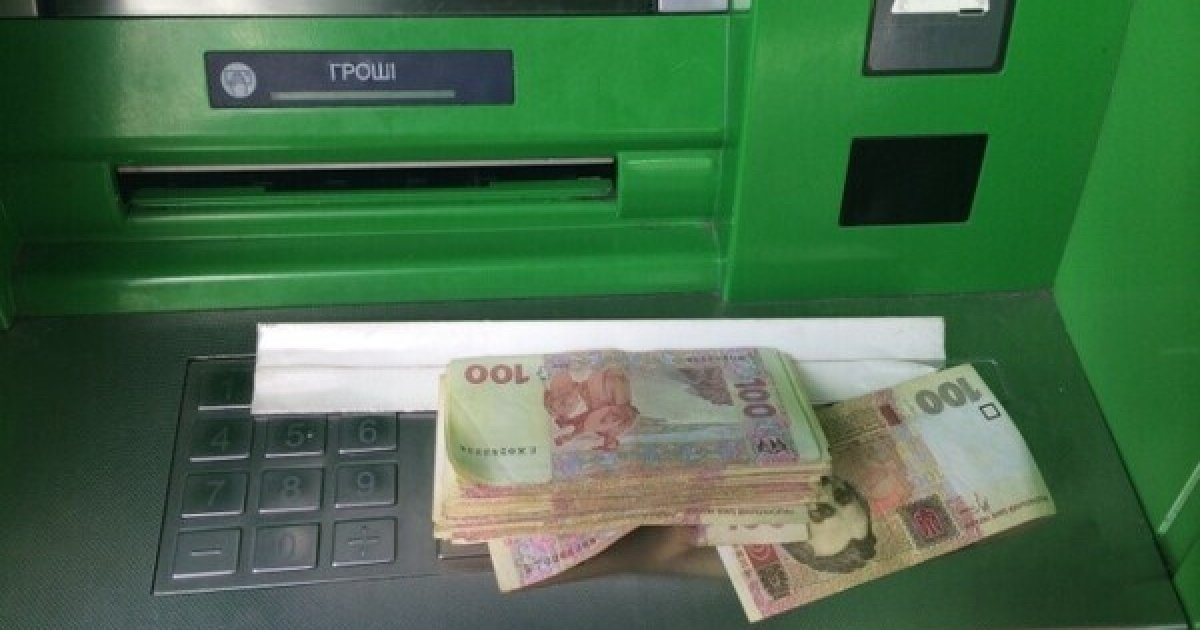 40 купюр. Деньги в банкомате. Снятие денег в банкомате. Руки деньги Банкомат. Банк деньги.