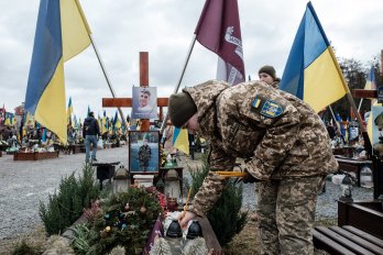 На Стрітення у Львові запалили свічки на могилах загиблих воїнів