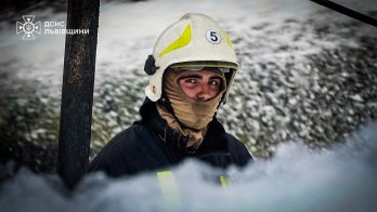 У ДСНС показали рятувальників, які 12 годин ліквідовували наслідки атаки на Львівщину – 41
