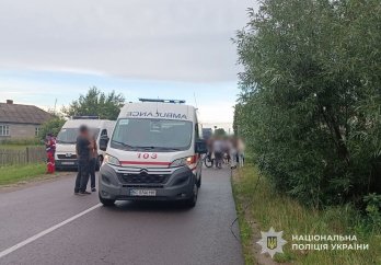 У селі на Львівщині перекинувся Audi A4: троє людей у лікарні – 01
