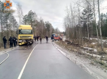 Четверо людей загинули в зіткненні мікроавтобуса з вантажівкою на Рівненщині – 04
