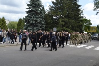 Громада Самбора на колінах зустріла полеглого десантника – 04