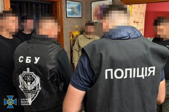 Директор транспортної компанії фіктивно оформив чоловіка водієм для виїзду через «Краківець» – 02