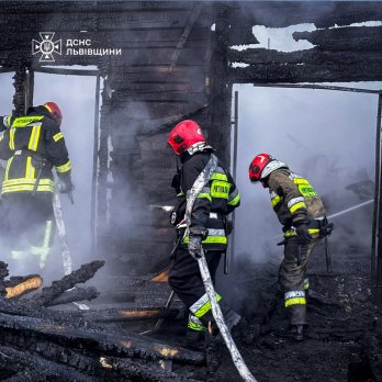 У Славську розшукують 24-річного підозрюваного у підпалі готелю – 03