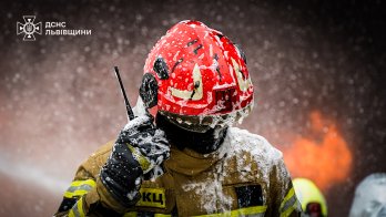У ДСНС показали рятувальників, які 12 годин ліквідовували наслідки атаки на Львівщину – 27