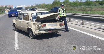 Біля Львова вантажівка перекинулася на дах після зіткнення з двома автівками – 03