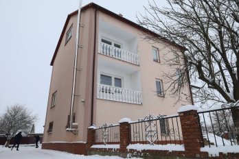 На Львівщині для двох прийомних родин з прифронтових територій придбали будинки за майже 13 млн грн – 02