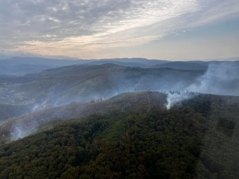 На Закарпатті третю добу намагаються ліквідувати масштабну лісову пожежу: залучили авіацію – 02