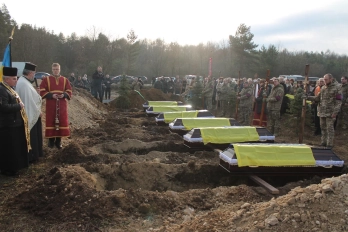 На Львівщині вперше поховали невпізнані тіла загиблих військових – 03