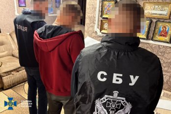Директор транспортної компанії фіктивно оформив чоловіка водієм для виїзду через «Краківець» – 01
