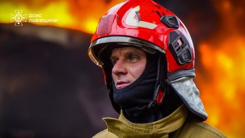 У ДСНС показали рятувальників, які 12 годин ліквідовували наслідки атаки на Львівщину – 04