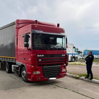 У «Краковці» митники знайшли у вантажівці понад півтисячі пачок сигарет – 04