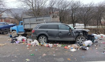 На трасі біля Золочева легковик зіткнувся зі сміттєвозом: є постраждалий – 01