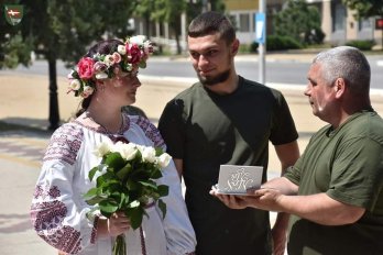 На Трійцю в одному з міст Донеччини одружилися дві пари військовослужбовців – 03