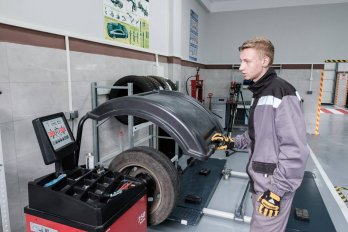 В училищі на Львівщині відкрили сучасний центр підготовки автомеханіків – 03