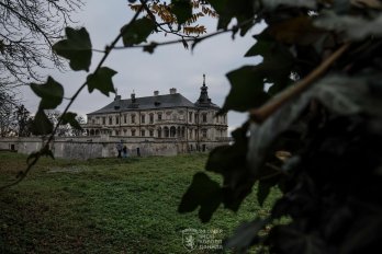 «ЧАСІВ ЯР. ВОГНЕТРИВКІ»: фотовиставка 24 бригади проходить у Підгорецькому замку – 05