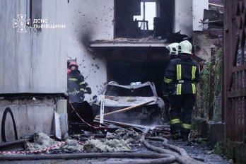 Рятувальники загасили пожежі у Мурованому після ранкової атаки РФ – 04