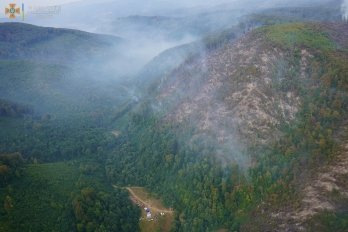 На Закарпатті третю добу намагаються ліквідувати масштабну лісову пожежу: залучили авіацію – 03