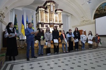 У Львові відкрили виставку дитячих малюнків для підтримки військових – 04