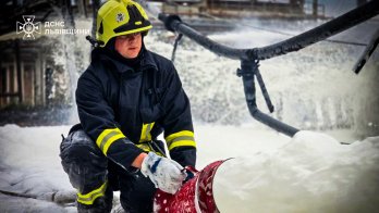 У ДСНС показали рятувальників, які 12 годин ліквідовували наслідки атаки на Львівщину – 06