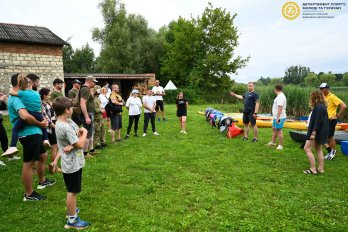 Для захисників з сім’ями провели сплав на байдарках на озері біля Львова – 01