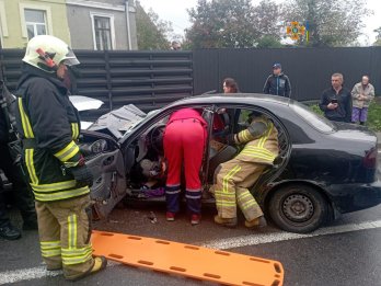 ДТП біля Львова: потерпілого водія "Ланоса" довелося витягати рятувальникам (фото) – 01