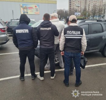 Ексдоцент у Львові за 10 тисяч доларів обіцяв допомогти виїхати за кордон – 01