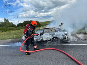 Біля Львова під час руху загорівся автомобіль – 02