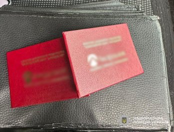 Керівник відділення банку на Львівщині за 16,5 тисяч доларів переправляв ухилянтів в інкасаторському авто – 05