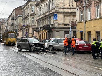 У центрі Львова зіткнулися три авто: рух трамваїв зупинився на півтори години – 01