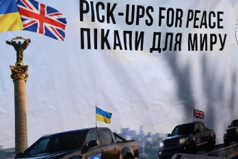 Британські благодійники на Львівщині передали українським військовим 20 позашляховиків – 07