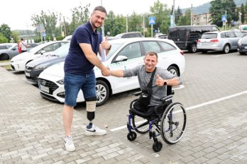 Четверо поранених ветеранів отримали у Львові водійські права: історії воїнів