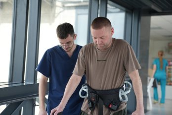 Львівські лікарі допомогли знову почати ходити чоловіку з пошкодженням спинного мозку