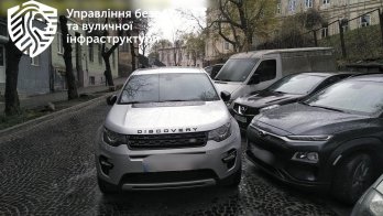 Інспектори назвали вулиці Львова, де найчастіше паркуються у два ряди – 02