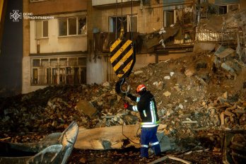 У Тернополі третю добу розбирають завали зруйнованої після російської атаки багатоповерхівки – 01