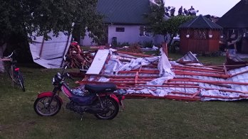 Через негоду у селі на Львівщині в десятках будинків зірвало дахи та вибило вікна – 01