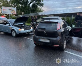 На Львівщині зіткнулися Fiat, Opel та Audi: трьох людей госпіталізували – 01