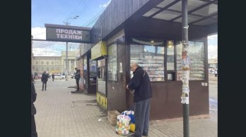 Біля аптек і посеред вулиць: де в Україні нелегально продають сигарети – 17