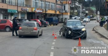 П’яний водій у Брюховичах в’їхав у паркан, авто та електроопору: постраждав пішохід