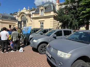 Британські волонтери передали у Львові ще 14 позашляховиків для українських військових – 02