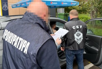 На хабарі затримали посадовця Львівської митниці, який брав “відкати” за контрабанду елітних прикрас – 06