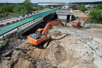 Міст через річку Ірпінь на Житомирській трасі знову відкрили для руху вантажівок – 01