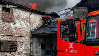 Поблизу Львова на фермі спалахнула масштабна пожежа