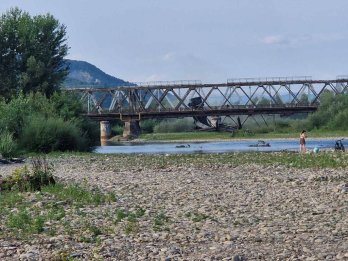 Пошкоджена фура та легковик: на Закарпатті обвалився міст (фото) – 03