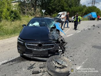 У масштабній ДТП біля Львова травмувались двоє людей – 01