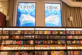 У колишньому кінотеатрі відкрили першу у Львові книгарню «Сенс» – 02