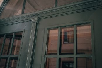 У Львові відреставрували старовинну браму з прихованими декоративними деталями – 01