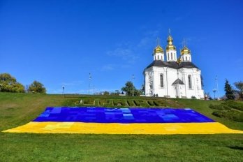Найбільший в’язаний прапор України: в&nbsp;Чернігові зафіксували рекорд – 03