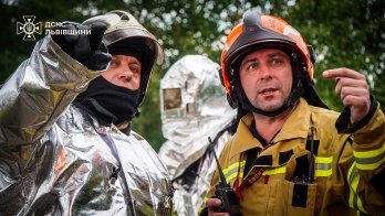 У ДСНС показали рятувальників, які 12 годин ліквідовували наслідки атаки на Львівщину – 15